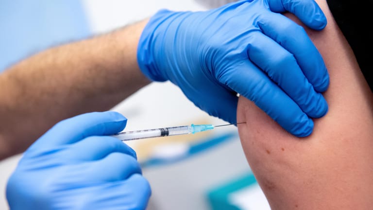 Ein Mitarbeiter der Asklepios Klinik in Gauting wird von einem Kollegen mit dem Corona-Impfstoff von Biontech/Pfizer geimpft: Für einzelne Berufsbereiche wollen die Ampelparteien eine Impfpflicht auf den Weg bringen. (Symbolfoto)