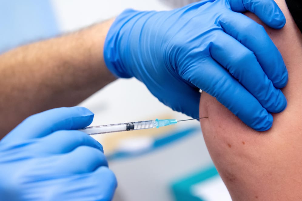 Ein Mitarbeiter der Asklepios Klinik in Gauting wird von einem Kollegen mit dem Corona-Impfstoff von Biontech/Pfizer geimpft: Für einzelne Berufsbereiche wollen die Ampelparteien eine Impfpflicht auf den Weg bringen. (Symbolfoto)