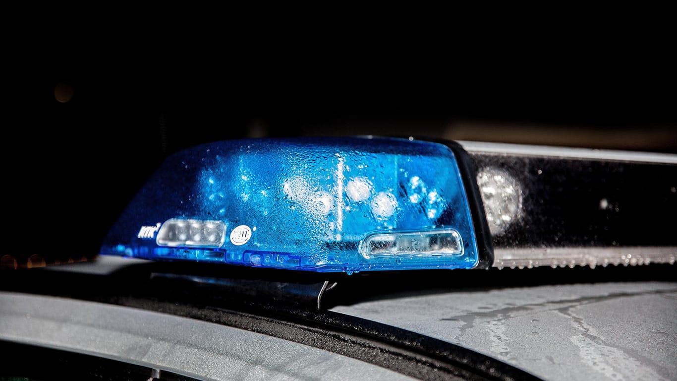 Blaulicht auf einem Fahrzeug der Polizei (Symbolbild): Bisher konnte die Todesursache nicht ermittelt werden.