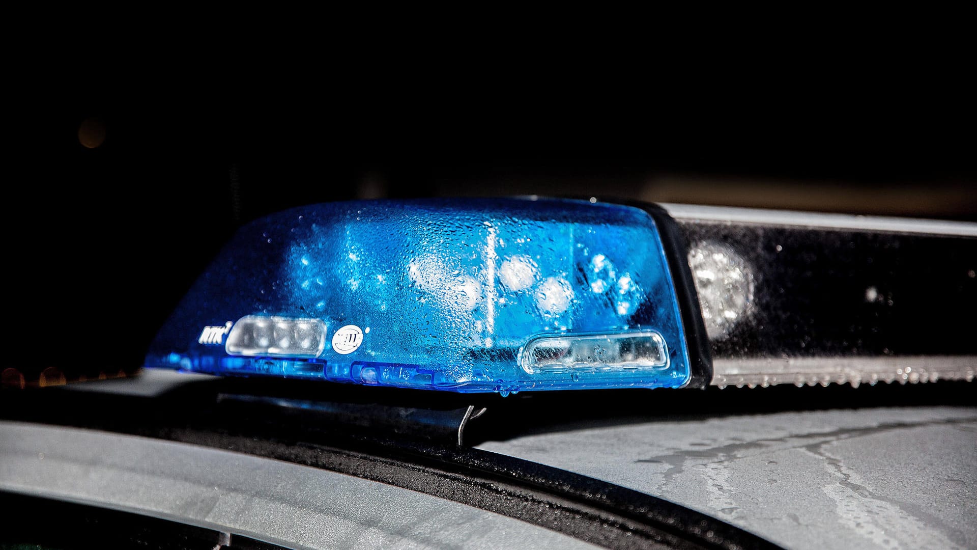 Blaulicht auf einem Fahrzeug der Polizei (Symbolbild): Bisher konnte die Todesursache nicht ermittelt werden. Blaulicht auf einem Fahrzeug der Polizei (Symbolbild): Bisher konnte die Todesursache nicht ermittelt werden.