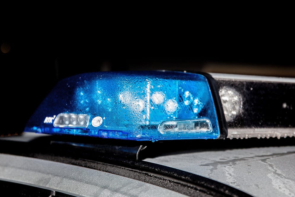Blaulicht auf einem Fahrzeug der Polizei (Symbolbild): Bisher konnte die Todesursache nicht ermittelt werden.