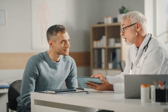 Ein Mann im Gespräch mit einem Arzt