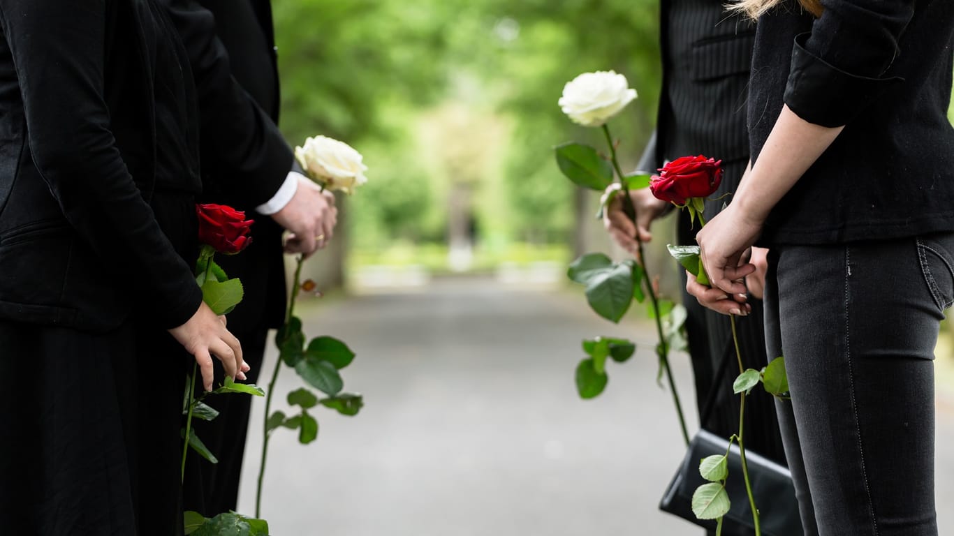Todesfall in der Familie: Stirbt ein Mensch, müssen vor und nach der Beerdigung viele Formalitäten erledigt werden.