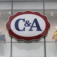 C&A-Filiale in Berlin am Kurfürstendamm (Symbolbild): Das Bekleidungsunternehmen will mit Filialschließungen und Umstrukturierung gegen die schlechten Zahlen kämpfen.