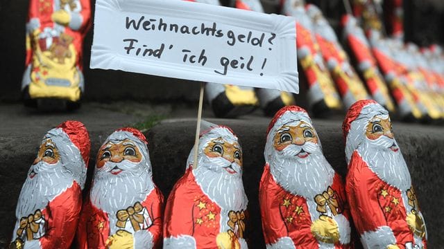 Schöne Bescherung: Einige Arbeitgeber zahlen ihren Arbeitnehmenden im November ein Weihnachtsgeld aus.