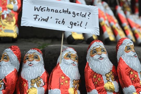 Schöne Bescherung: Einige Arbeitgeber zahlen ihren Arbeitnehmenden im November ein Weihnachtsgeld aus.