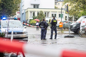 Die Polizei im Einsatz (Symbolbild): Ein vermeintliches Sex-Date in Köln entpuppte sich für die Opfer als Raubüberfall.