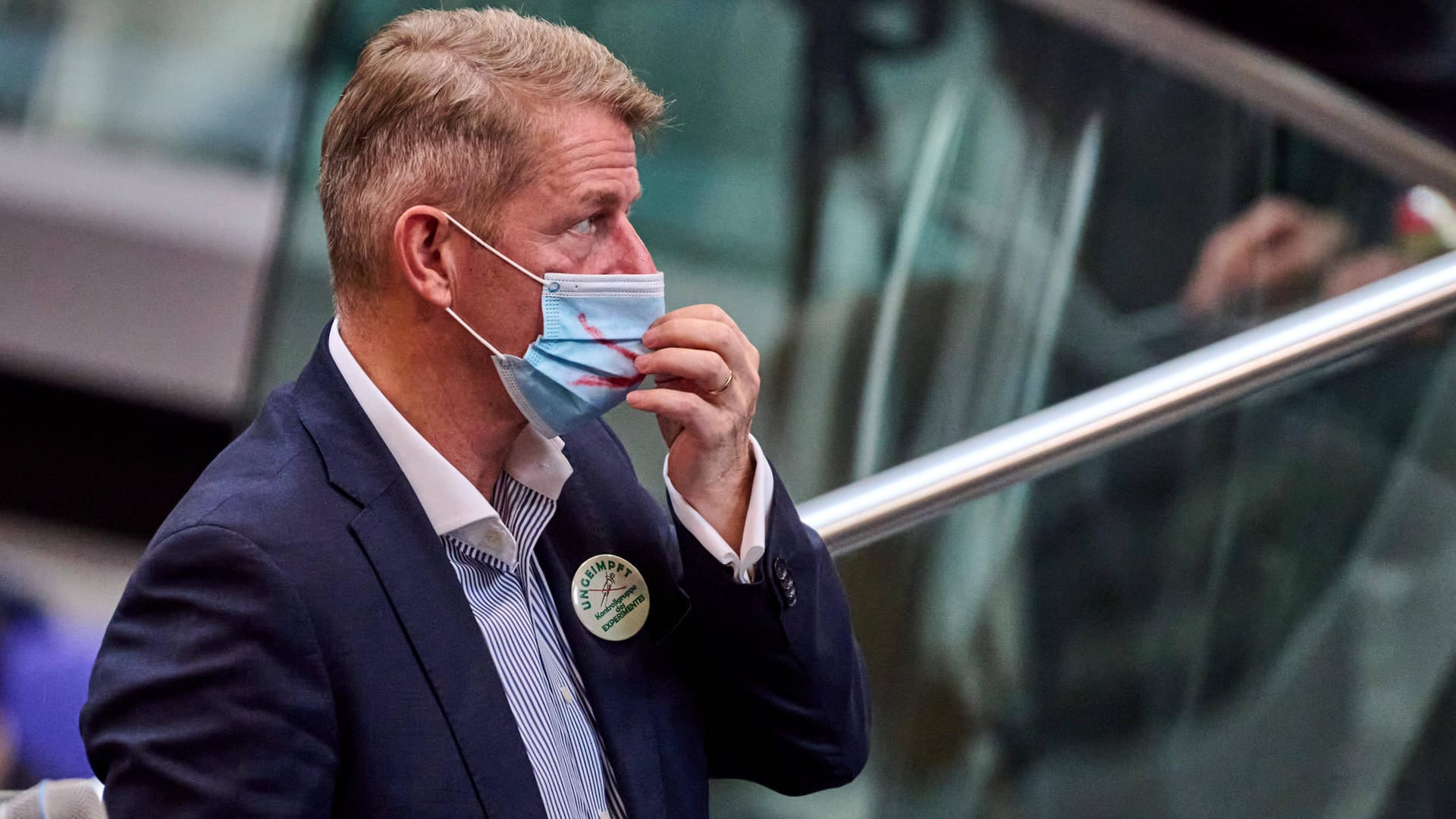 Karsten Hilse: Bei der konstituierenden Sitzung des Bundestags nahm der Polizist, dessen Dienstverhältnis ruht, auf der Tribüne mit "Ungeimpft"-Button Platz.