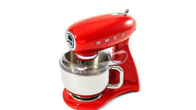 Einer der Testsieger: Die Küchenmaschine mit Schwenkarm SMF03RDEU Full Color von Smeg erzielte im Ranking der Stiftung Warentest die Note 2,5.