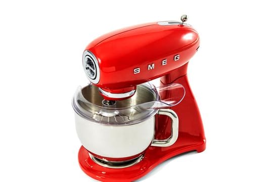 Einer der Testsieger: Die Küchenmaschine mit Schwenkarm SMF03RDEU Full Color von Smeg erzielte im Ranking der Stiftung Warentest die Note 2,5.