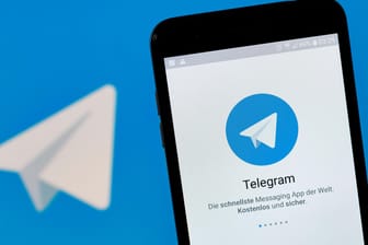 Telegram (Symbolbild): Ein Verschwörungstheoretiker hat über die Plattform zum Mord an Polizisten aufgerufen.