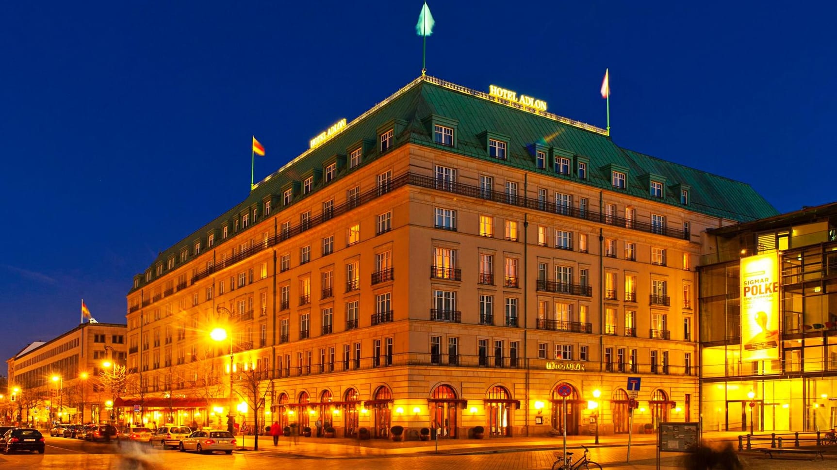 Das Hotel Adlon bei Nacht (Archivbild): Das Haus sucht nun einen neuen Chefkoch für das "Lorenz Adlon Esszimmer".