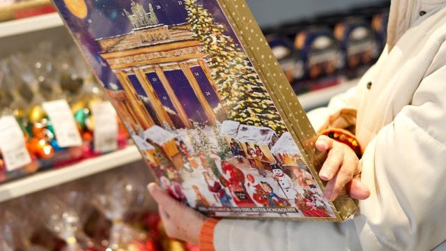 Verbraucherschützer raten: Wer einen Adventskalender für Kinder kaufen will, sollte einen Blick auf die Zutatenliste werfen.