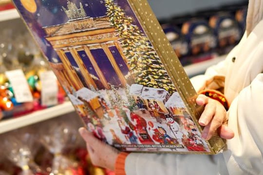 Verbraucherschützer raten: Wer einen Adventskalender für Kinder kaufen will, sollte einen Blick auf die Zutatenliste werfen.