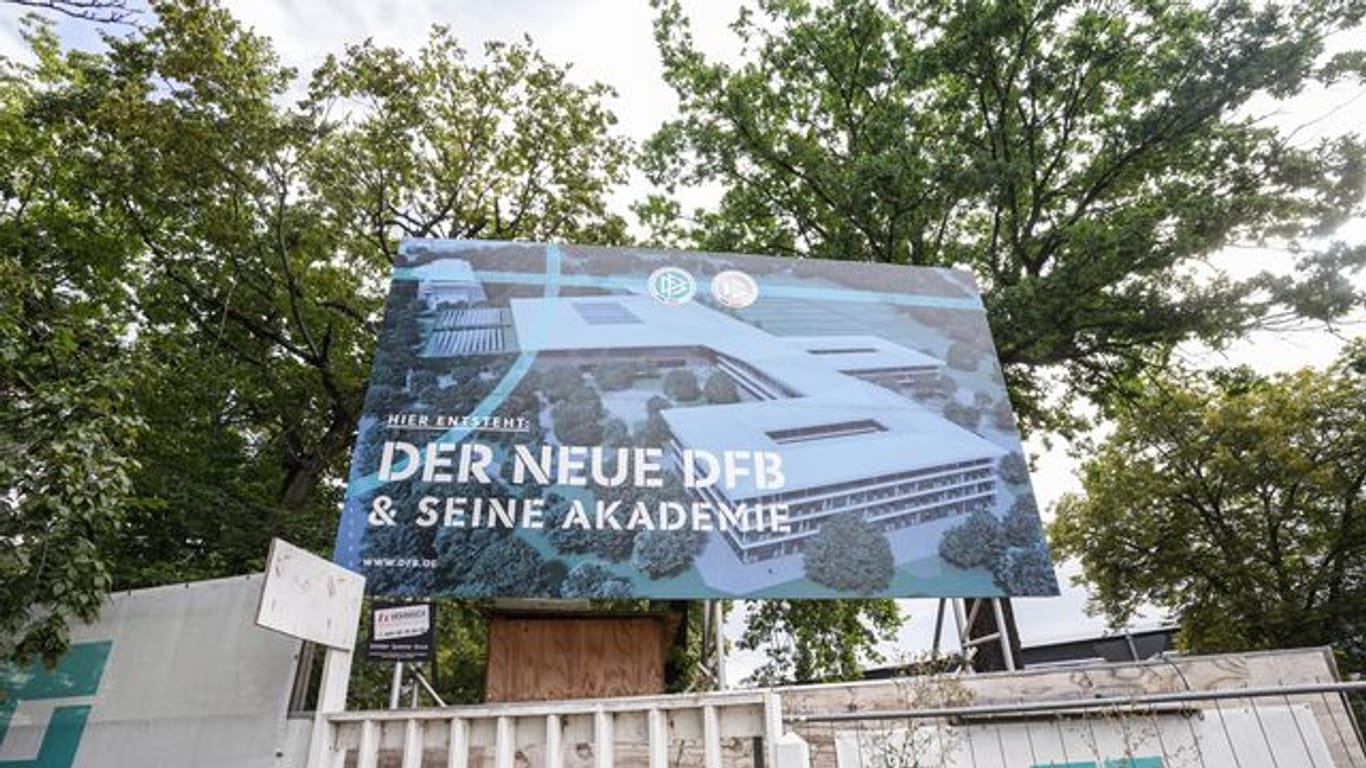 Der Umzug des Deutschen Fußball-Bundes in den neuen DFB-Campus in Frankfurt am Main verzögert sich.
