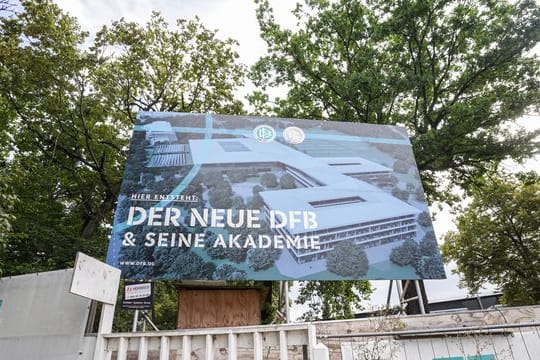 Der Umzug des Deutschen Fußball-Bundes in den neuen DFB-Campus in Frankfurt am Main verzögert sich.