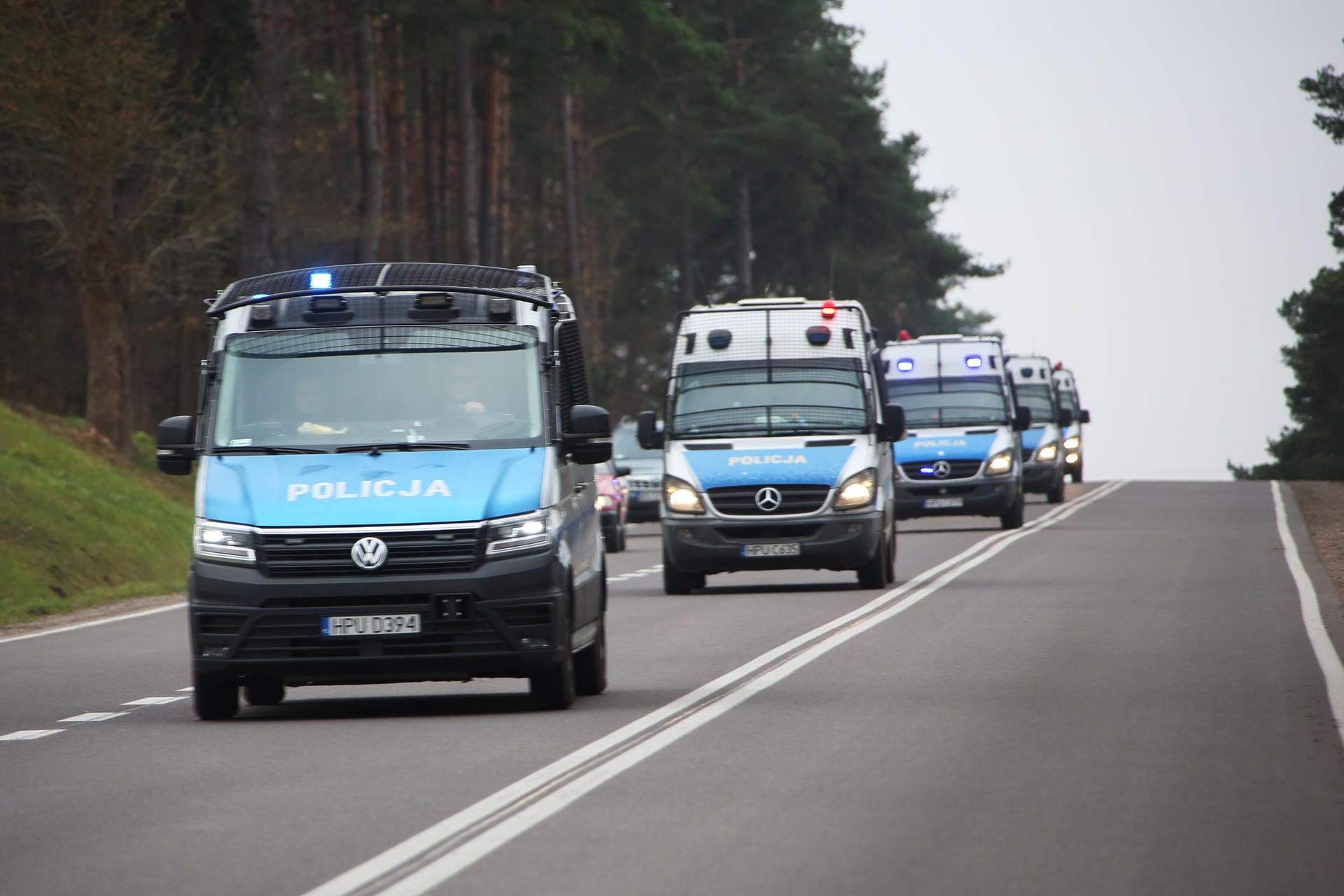 Polizei im Einsatz: An der EU-Außengrenze zwischen Polen und Belarus kommen auf der belarussischen Seite des Grenzübergangs Kuźnica unterdessen immer mehr Migranten zusammen.
