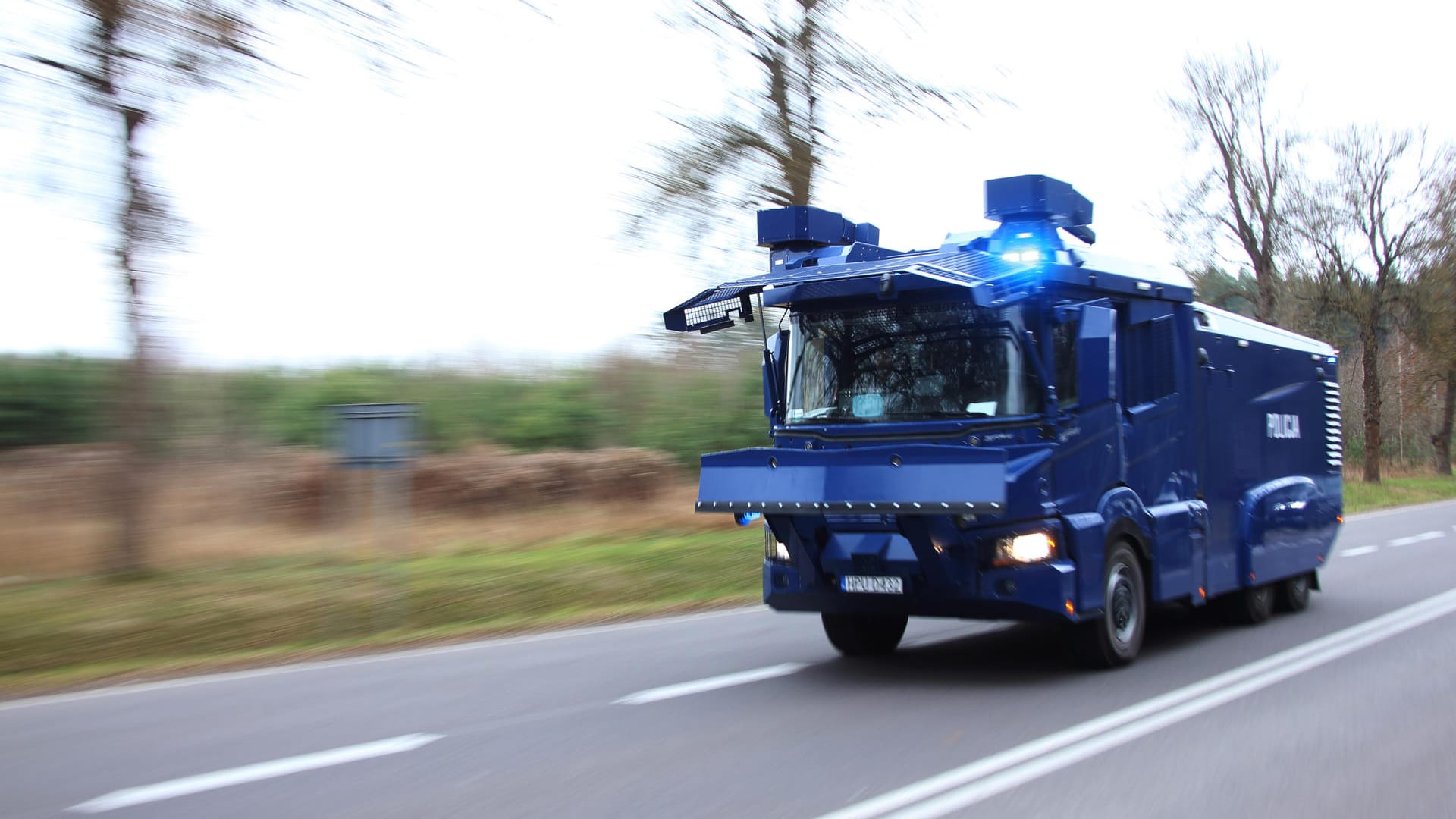 Auch Wasserwerfer werden zur Grenze beordert.