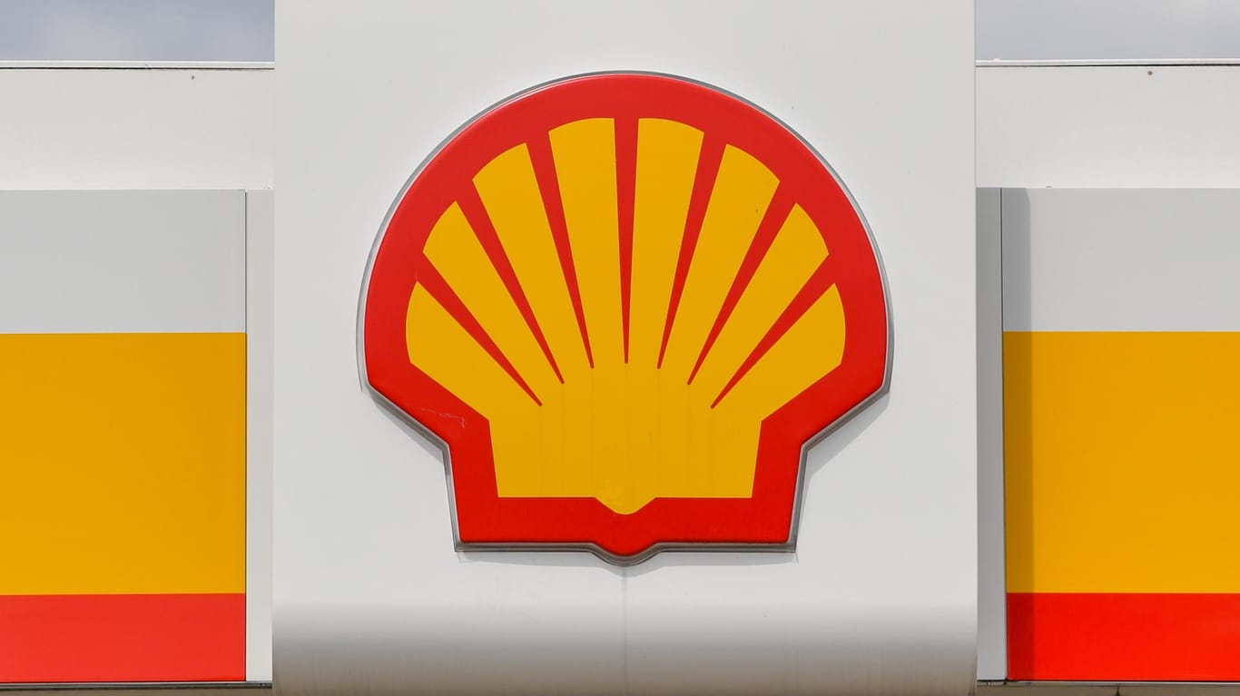 Shell-Logo an einer Tankstelle (Symbolbild): Der Konzern verlegt den Hauptsitz nach London. Für Mitarbeiter und Kunden ändert sich aber nichts.