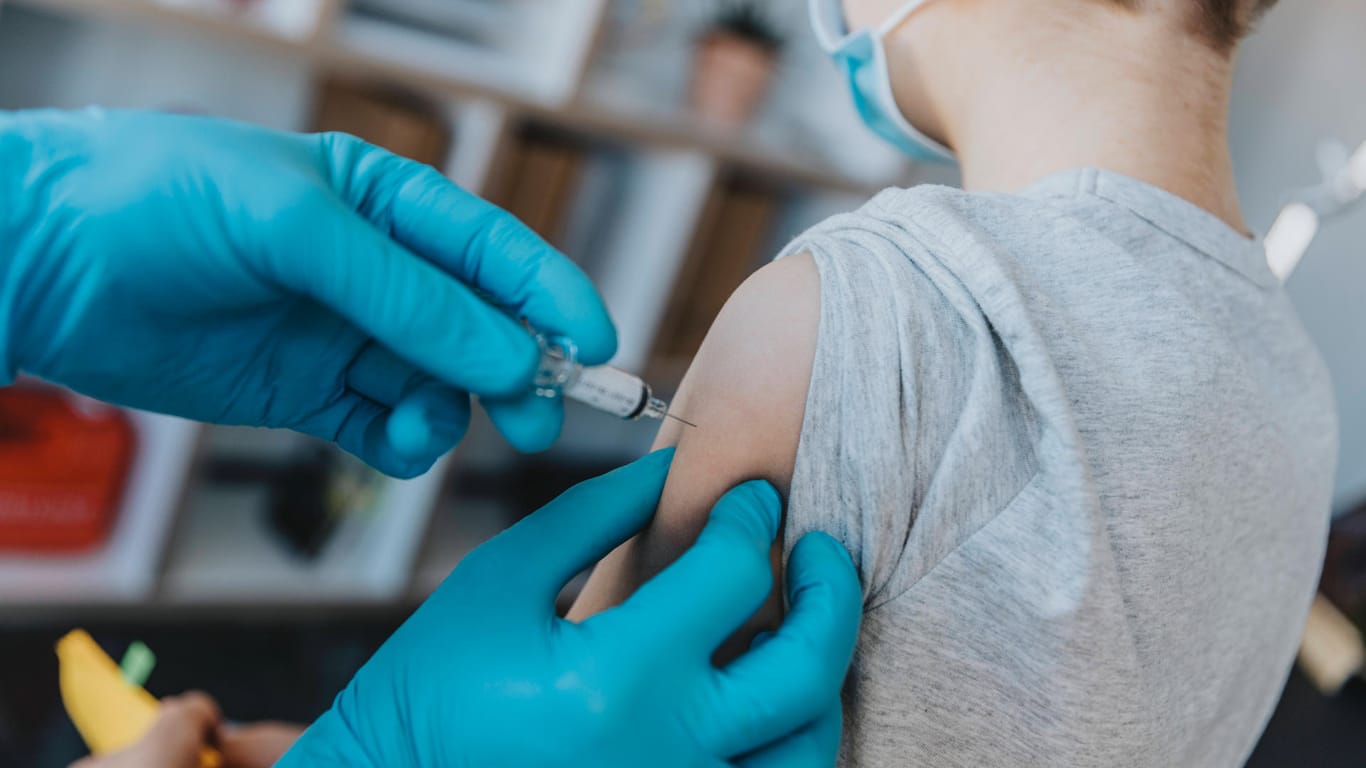 Ein Junge wird gegen das Coronavirus geimpft: Gemeldete Todesfälle im Zusammenhang mit einer Corona-Impfung bei Kindern und Jugendlichen sind extrem selten.