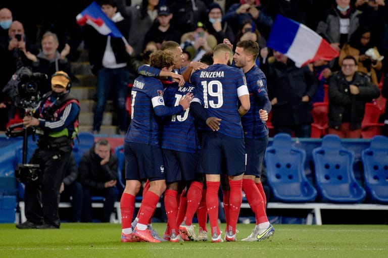 Frankreich: Die "Équipe Tricolore" hatte einige Probleme während der Qualifikation. Zweimal gegen die Ukraine und gegen Bosnien-Herzegowina kam Frankreich nicht über ein Unentschieden hinaus. Dennoch: Mit dem Gehalt an Weltklasse-Spielern gehört die Deschamps-Elf in Katar zum engsten Favoritenkreis.