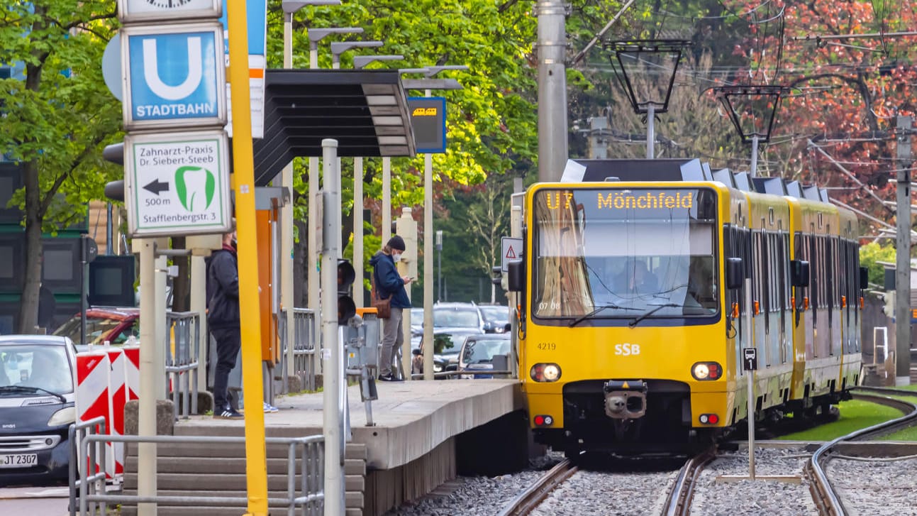 Eine einfahrende U7 nach Mönchfeld (Symbolbild): In einer Stadtbahn in Stuttgart haben Unbekannte Reizgas versprüht. Eine einfahrende U7 nach Mönchfeld (Symbolbild): In einer Stadtbahn in Stuttgart haben Unbekannte Reizgas versprüht.