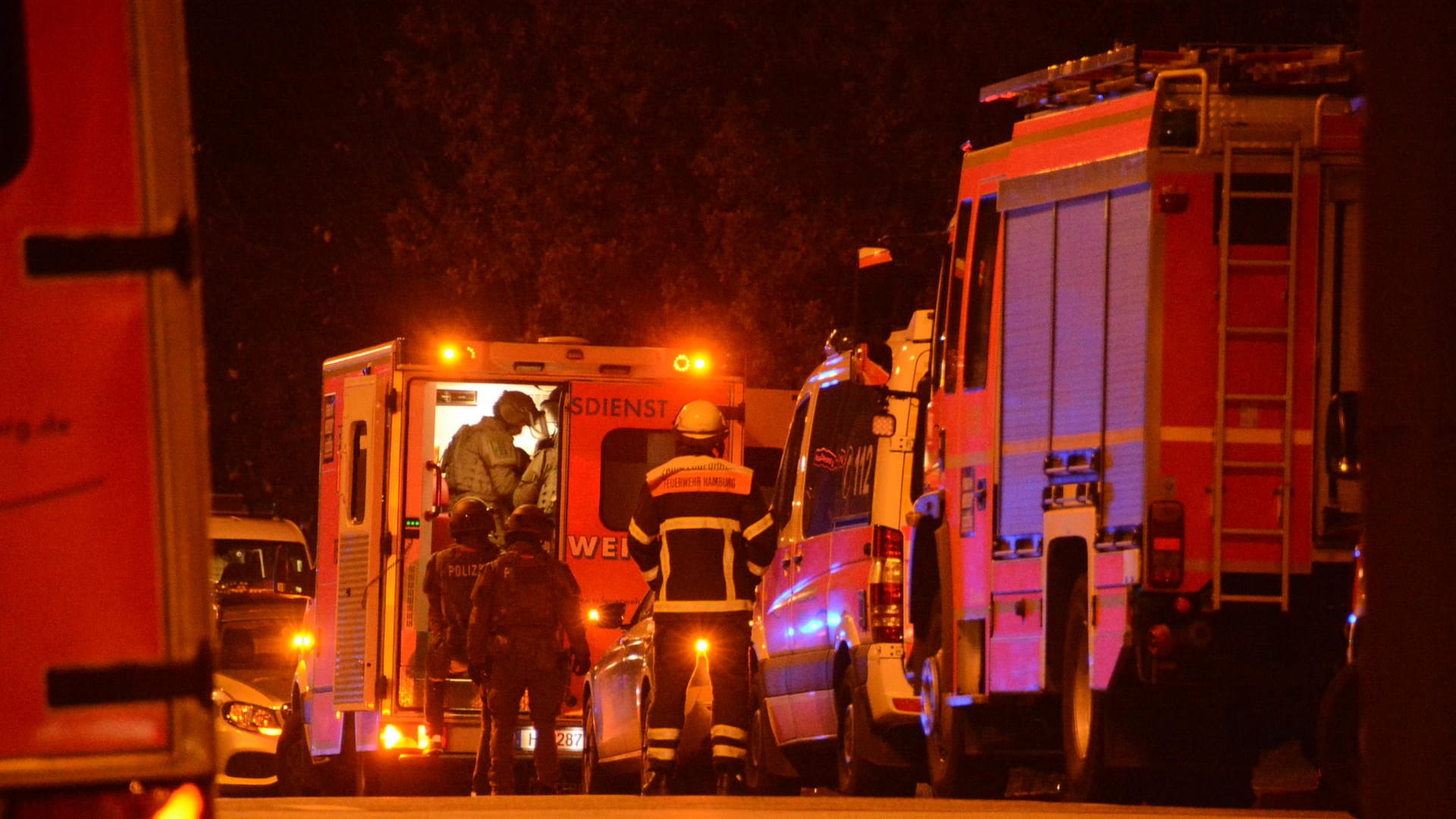 Einsatzkräfte der Polizei stehen in dem Rettungswagen: Hier hatte sich ein bewaffneter Mann verschanzt. Einsatzkräfte der Polizei stehen in dem Rettungswagen: Hier hatte sich ein bewaffneter Mann verschanzt.