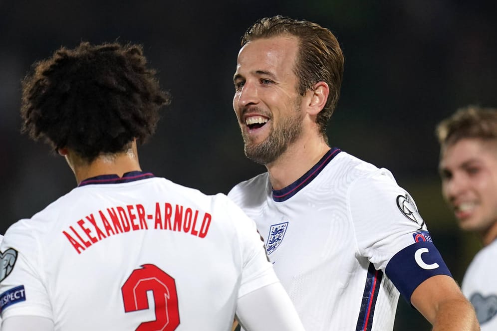 Harry Kane (re.): Englands Kapitän traf vierfach gegen den Fußballzwerg San Marino.