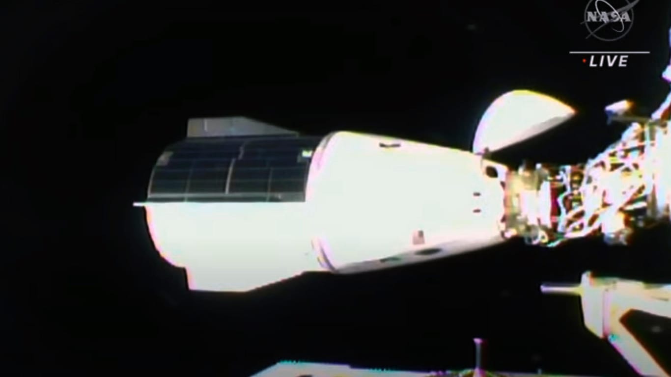 Die SpaceX Dragon-Kapsel ist an der ISS angedockt (Archivbild): Bei Problemen dient sie als Rettungskapsel für die Astronauten.