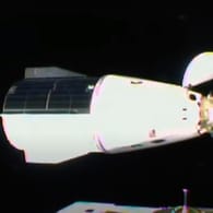Die SpaceX Dragon-Kapsel ist an der ISS angedockt (Archivbild): Bei Problemen dient sie als Rettungskapsel für die Astronauten.