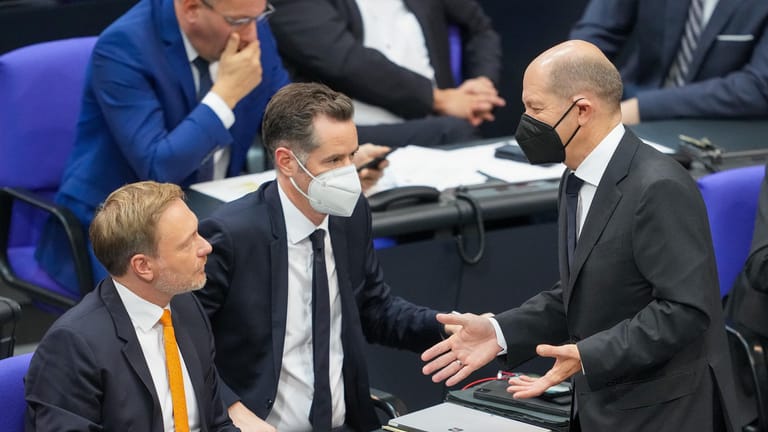 Olaf Scholz (rechts) im Gespräch mit den FDP-Politikern Christian Lindner und Christian Dürr.
