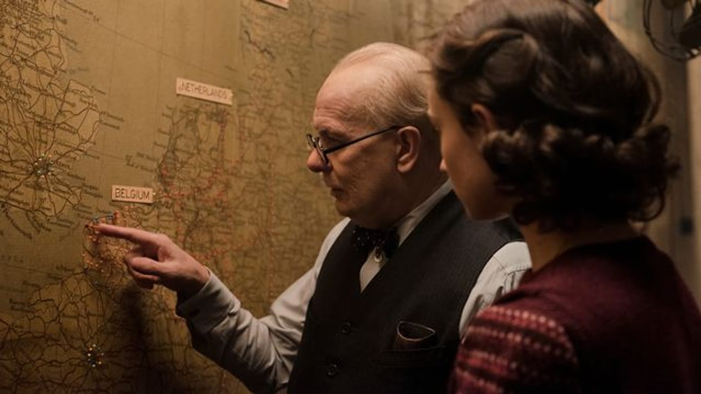 Churchill (Gary Oldman) erklärt seiner Sekretärin Elizabeth (Lily James) den Frontverlauf.