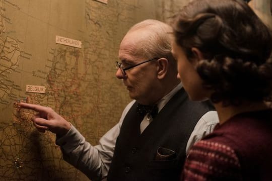 Churchill (Gary Oldman) erklärt seiner Sekretärin Elizabeth (Lily James) den Frontverlauf.