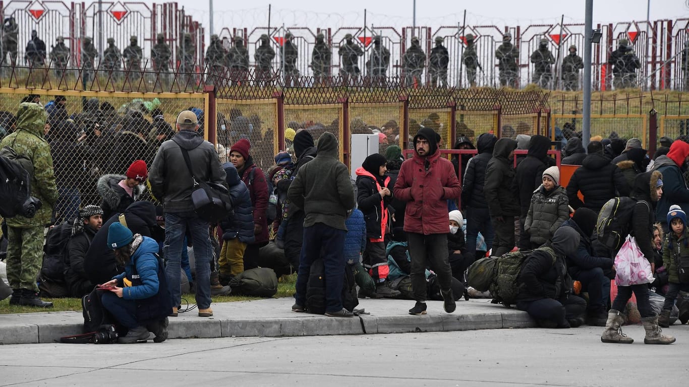 Flüchtlinge in Belarus stehen an der Grenze zu Polen (Archivbild): Die polnische Regierung plant weitere Befestigungsanlagen.