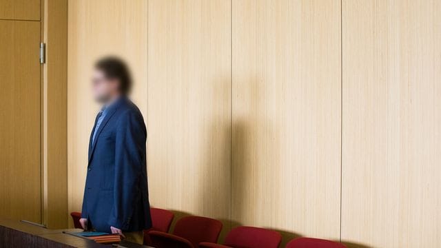 Der Angeklagte steht in einem Gerichtssaal des Landgerichts (Archivbild): "Graf von Falkenstein" und "Dr. Robert Lindner". Der Angeklagte steht in einem Gerichtssaal des Landgerichts (Archivbild): "Graf von Falkenstein" und "Dr. Robert Lindner".