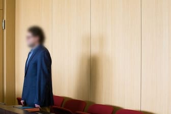 Der Angeklagte steht in einem Gerichtssaal des Landgerichts (Archivbild): "Graf von Falkenstein" und "Dr. Robert Lindner".