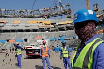 Ein Jahr vor Beginn der Fußball-WM in Katar sieht Amnesty International noch immer weit verbreitete Verstöße gegen die Rechte von Arbeitsmigranten.