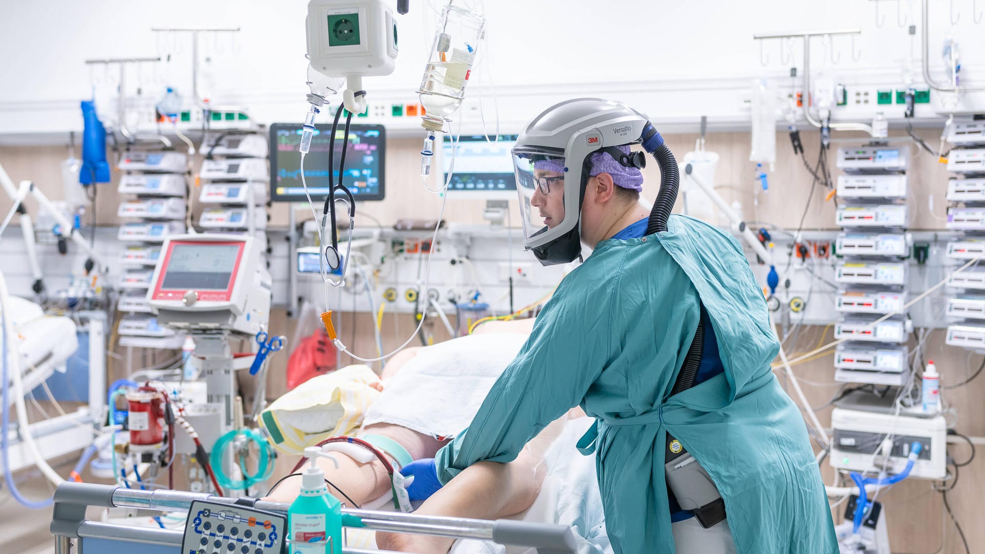 Auf einer Intensivstation in Dresden versorgen Pfleger einen Corona-Patienten (Archivbild): Die meisten Schwerkranken sind nicht geimpft. Auf einer Intensivstation in Dresden versorgen Pfleger einen Corona-Patienten (Archivbild): Die meisten Schwerkranken sind nicht geimpft.