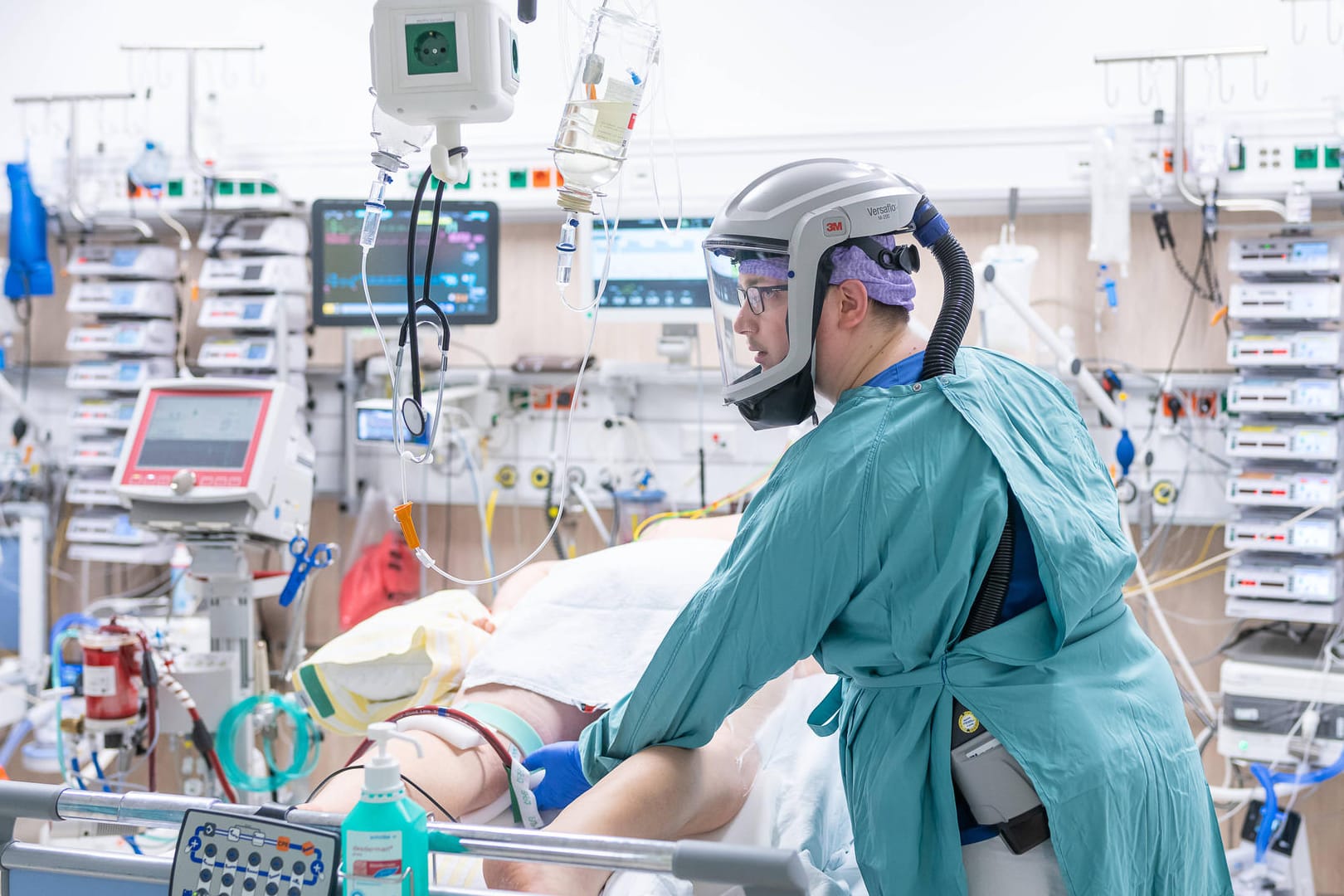 Auf einer Intensivstation in Dresden versorgen Pfleger einen Corona-Patienten (Archivbild): Die meisten Schwerkranken sind nicht geimpft.