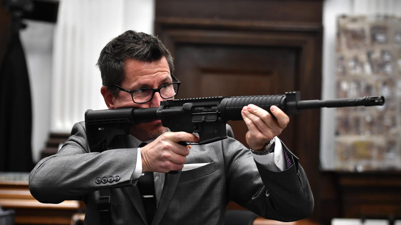 Staatsanwalt Thomas Binger zeigt das Gewehr von Kyle Rittenhouse