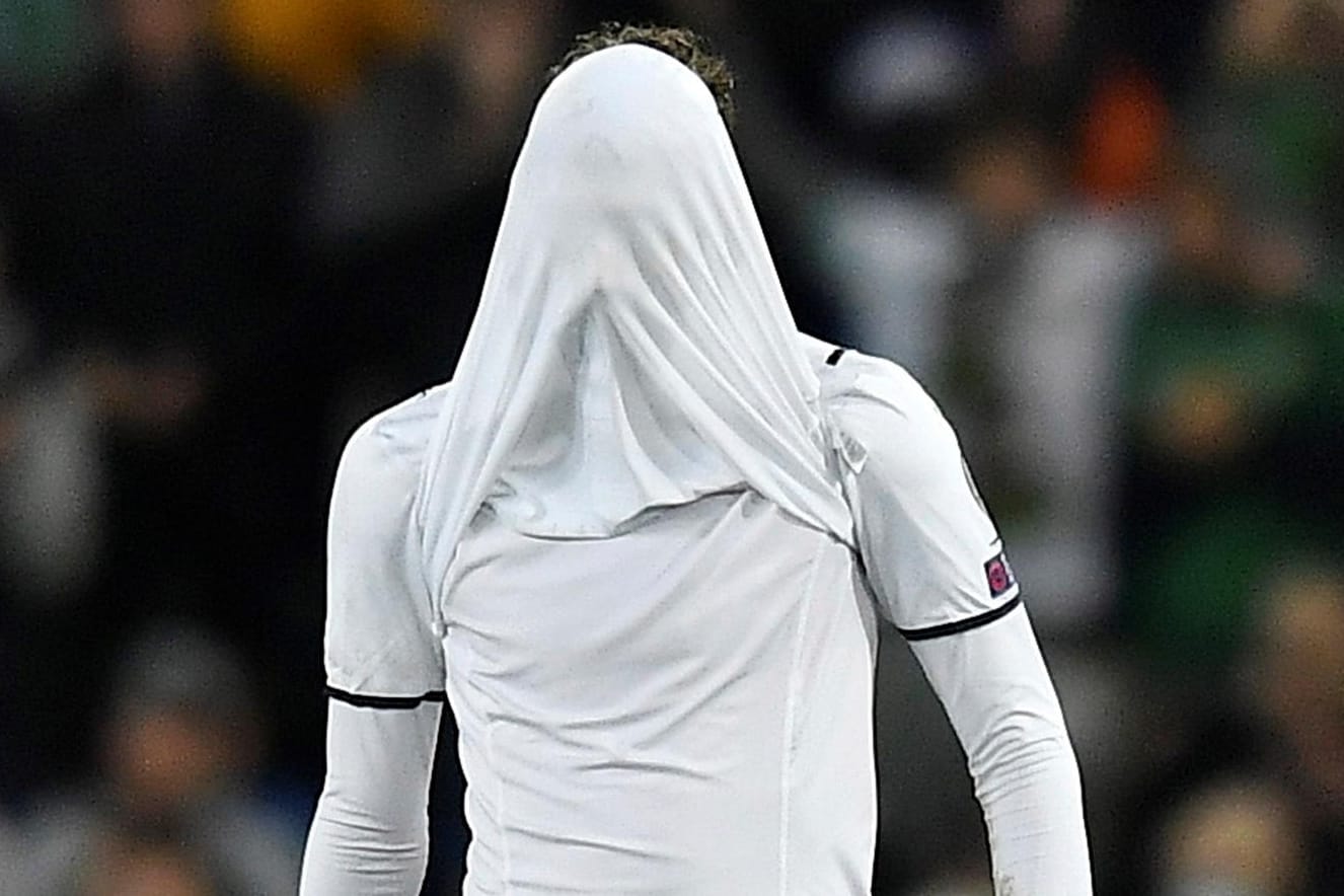 Manuel Locatelli: Der Italiener vergräbt sein Gesicht unter seinem Trikot.