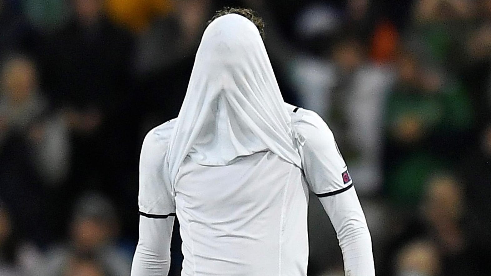 Manuel Locatelli: Der Italiener vergräbt sein Gesicht unter seinem Trikot. Manuel Locatelli: Der Italiener vergräbt sein Gesicht unter seinem Trikot.