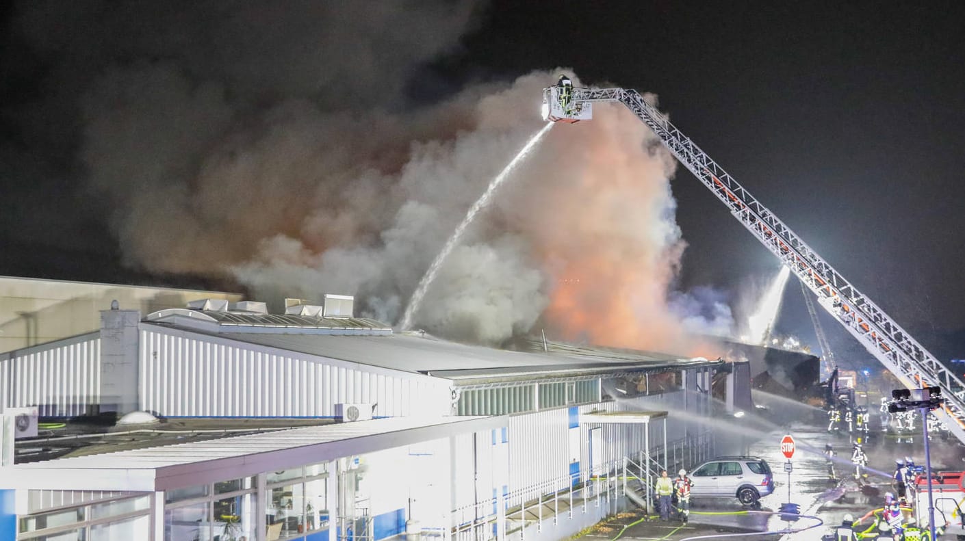 Großbrand in Bochum: Die Flammen der Lagerhalle schlugen bis in den Nachthimmel.