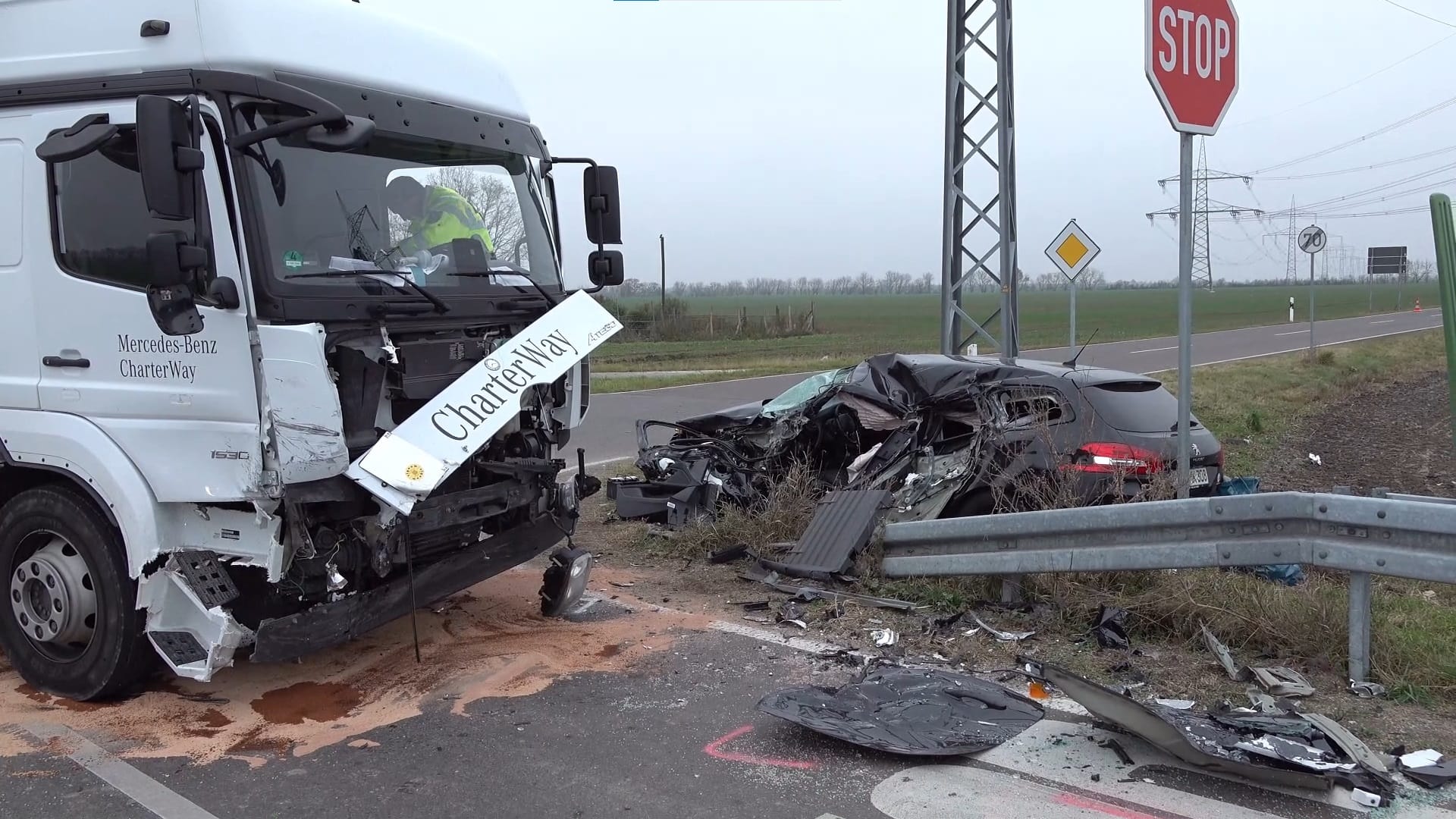 Von der Straße gedrängt: Der Peugeot-Fahrer wurde in dem Wrack eingeklemmt. Er starb im Krankenhaus. Von der Straße gedrängt: Der Peugeot-Fahrer wurde in dem Wrack eingeklemmt. Er starb im Krankenhaus.