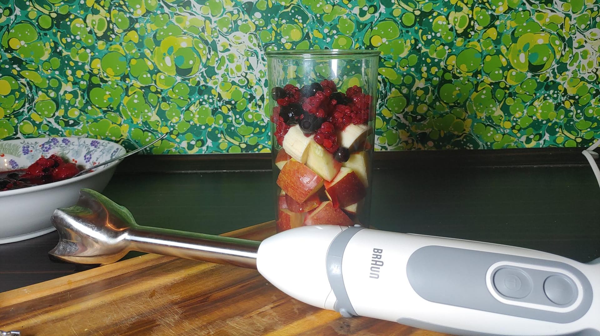 Waldbeeren-Smoothie zubereitet mit dem Stabmixer MultiQuick 5 von Braun.