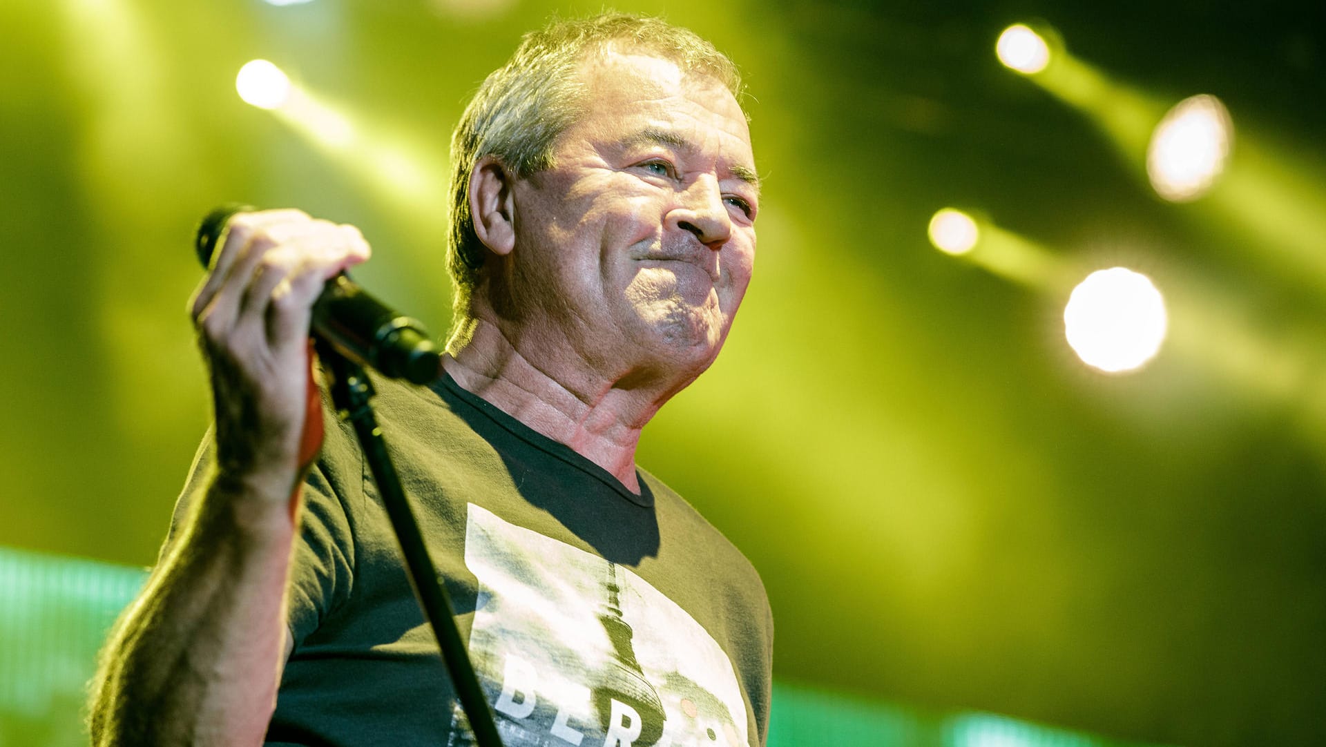 Deep Purple in der Zwangspause: Sänger Ian Gillan muss noch ein wenig die Füße stillhalten bis er wieder auf der Bühne stehen kann.