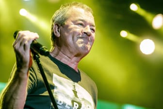 Deep Purple in der Zwangspause: Sänger Ian Gillan muss noch ein wenig die Füße stillhalten bis er wieder auf der Bühne stehen kann.
