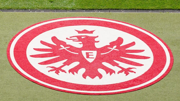 Das Logo von Eintracht Frankfurt: Beim Bundesligisten gab es einen Corona-Ausbruch.