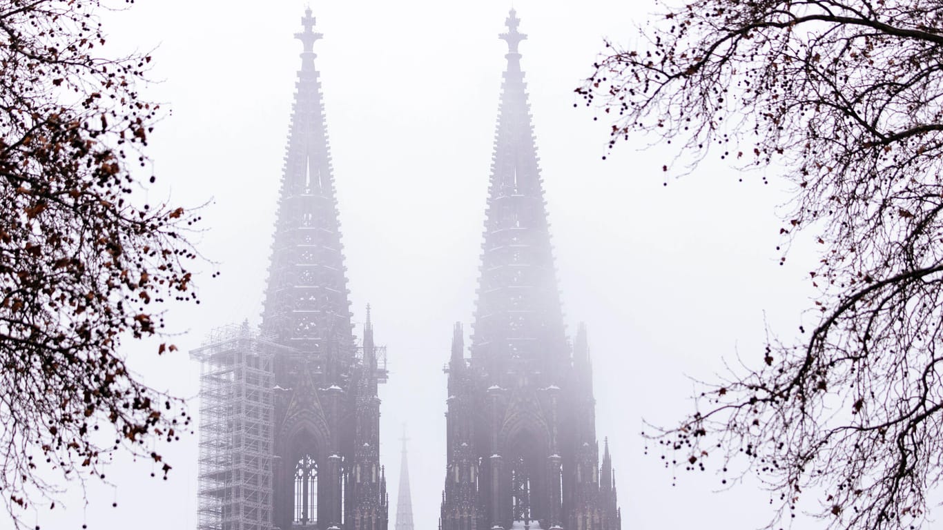 Kölner Dom im Nebel (Archivbild): Ab 23. November steht der Priester vor Gericht.