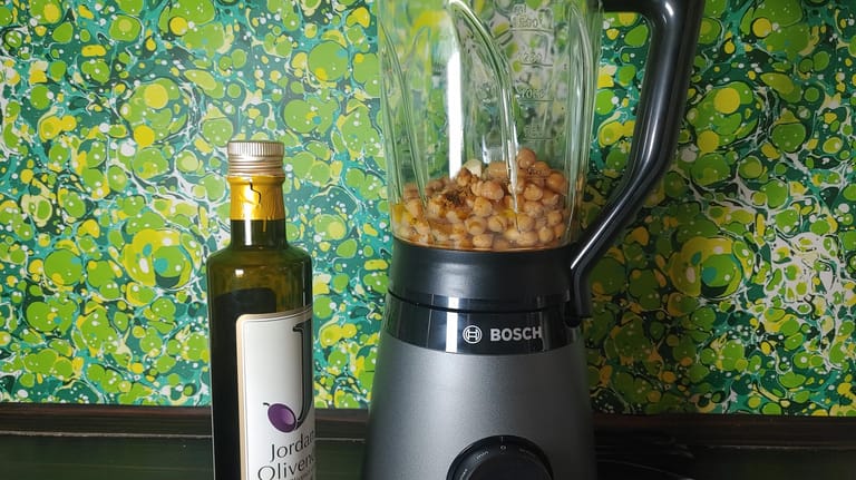 Der Bosch Standmixer püriert Kichererbsen zu feinem Hummus wie im Restaurant.